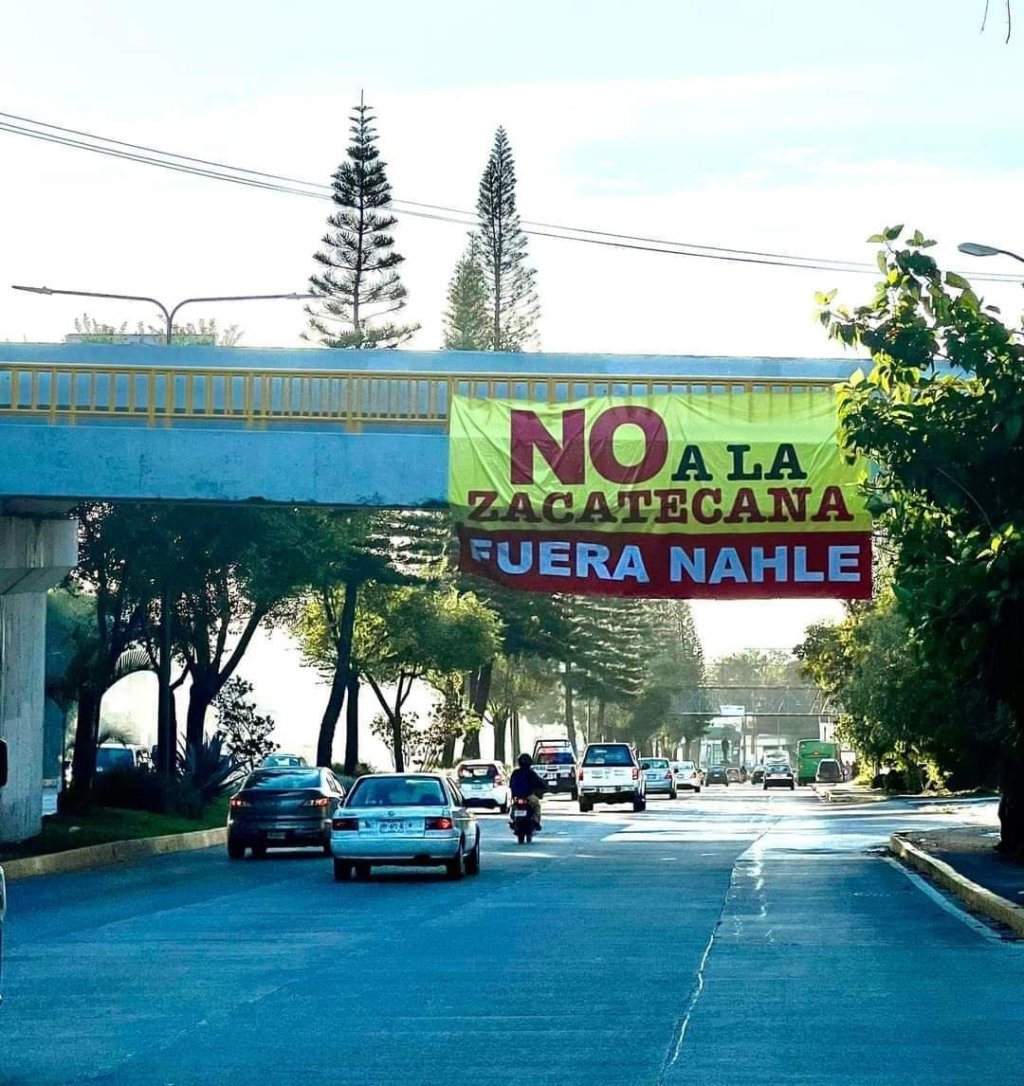 Aparece lona en uno de los puentes de la Avenida Lázaro Cárdenas de la ciudad de Xalapa. En contra de Rocio Nahle aspirante a la gubernatura de&nbsp;Veracruz
