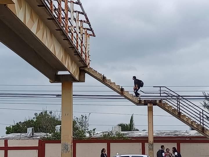Un puente peatonal usado por estudiantes, no tiene baranda en&nbsp;Coatzacoalcos.