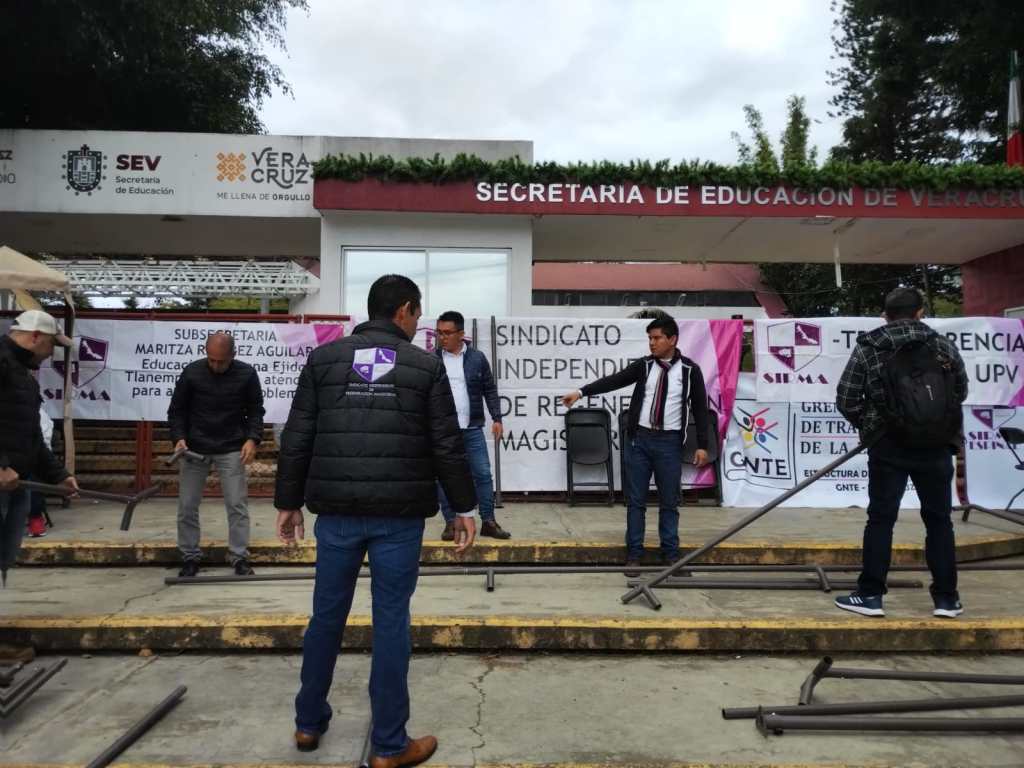 Cuatro sindicatos mantienen bloqueo a la entrada de la SEV, hoy día de comparecencia del titular Víctor&nbsp;Vargas.