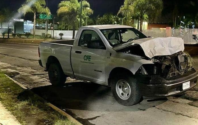 Detienen a trabajador de CFE por conducir camioneta&nbsp;chocada.