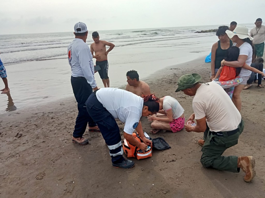 Cuatro rescates de personas que se estaban ahogando y una menor extraviada saldo del segundo día de vacaciones en Playa&nbsp;Chachalacas.