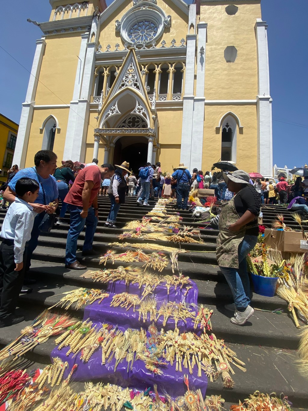 100 artesanas de Tlalnelhuayocan bajaron a vender sus&nbsp;ramos.