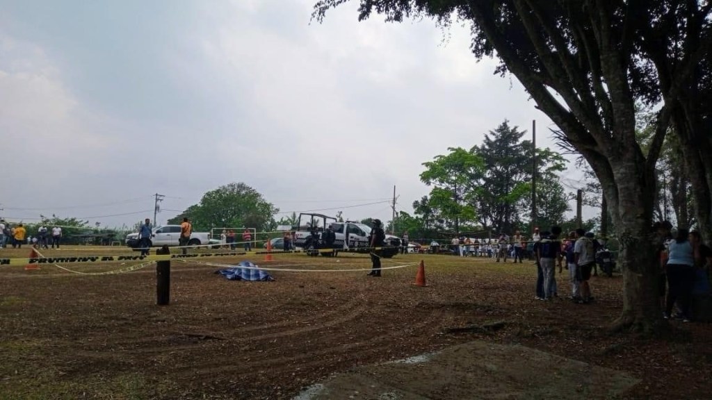 Cayó rayo en campo de beisbol en Coatepec en medio de un&nbsp;partido.