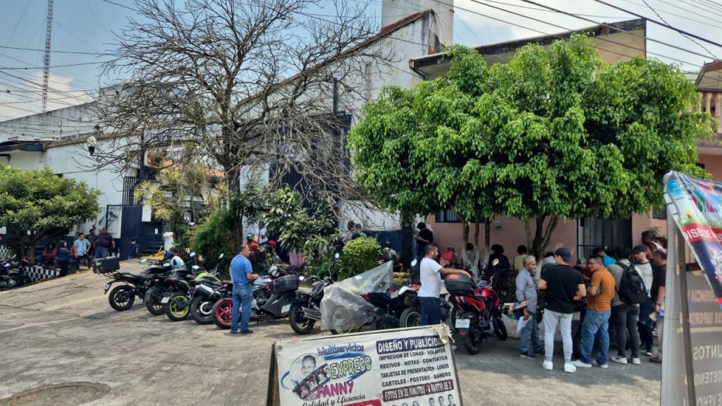 Protestan conductores de motos y vehículos acusan a  policías viales de fabricar faltas administrativas para cobrar altas tarifas de&nbsp;grúas.