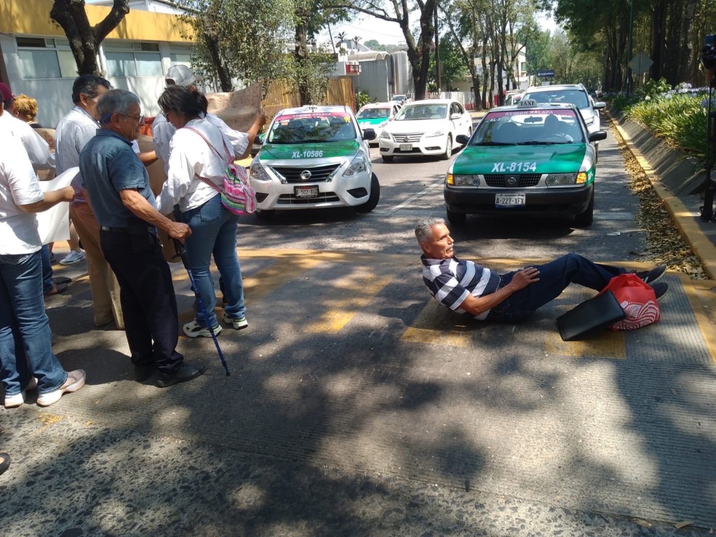 Protesta empleado del ISSSTE porque fue movido removido de su área de trabajo después de 37 años&nbsp;laborando.