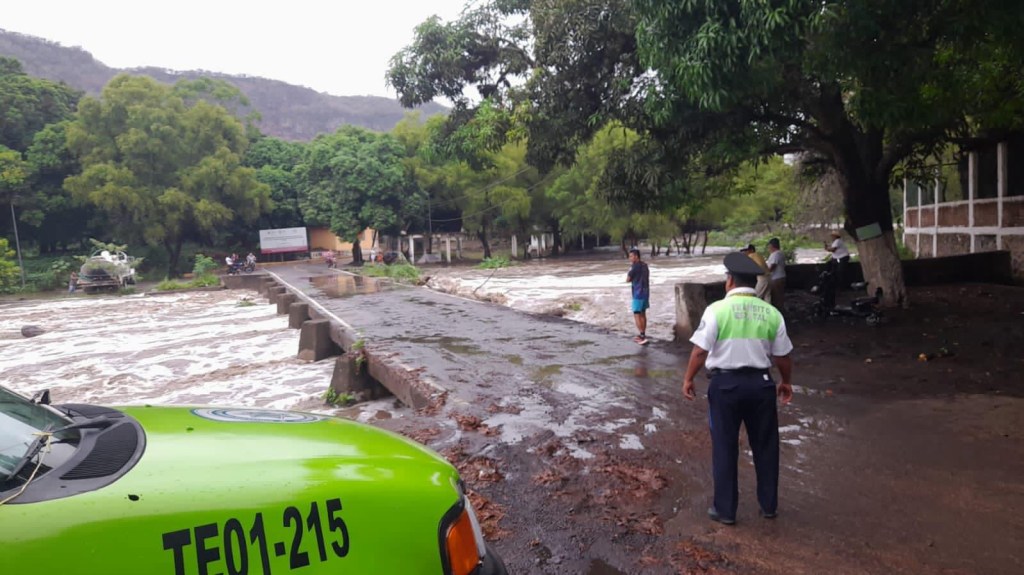 Cinco carreteras de Alto Lucero y de comunidades de Actopan se encuentran incomunicadas por deslizamiento de tierra o desborde de&nbsp;ríos.