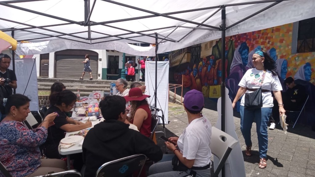 Bordan para encontrarlos y para encontrarse ellas mismas; son mujeres de colectivas realizan bordados en Los&nbsp;Lagos.