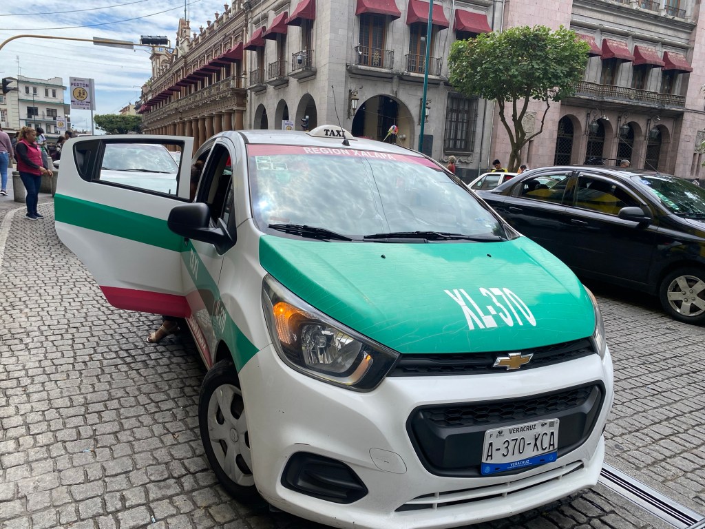 Plantean taxistas que tarifa mínima suban a 60 pesos en&nbsp;Xalapa.