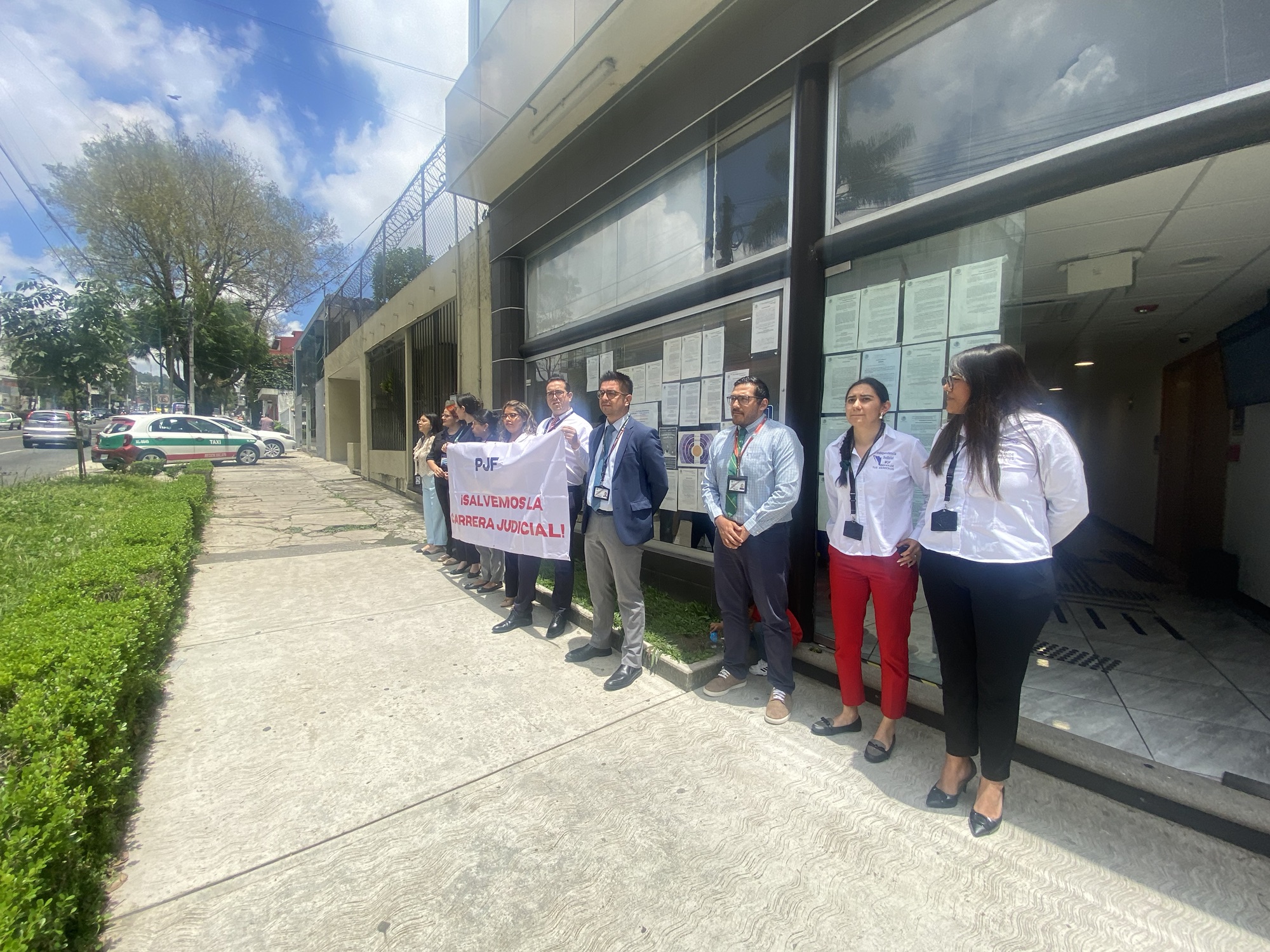 Circuito Judicial de Xalapa se sumará a paro laboral el miércoles; hoy solo protestaron con carteles.