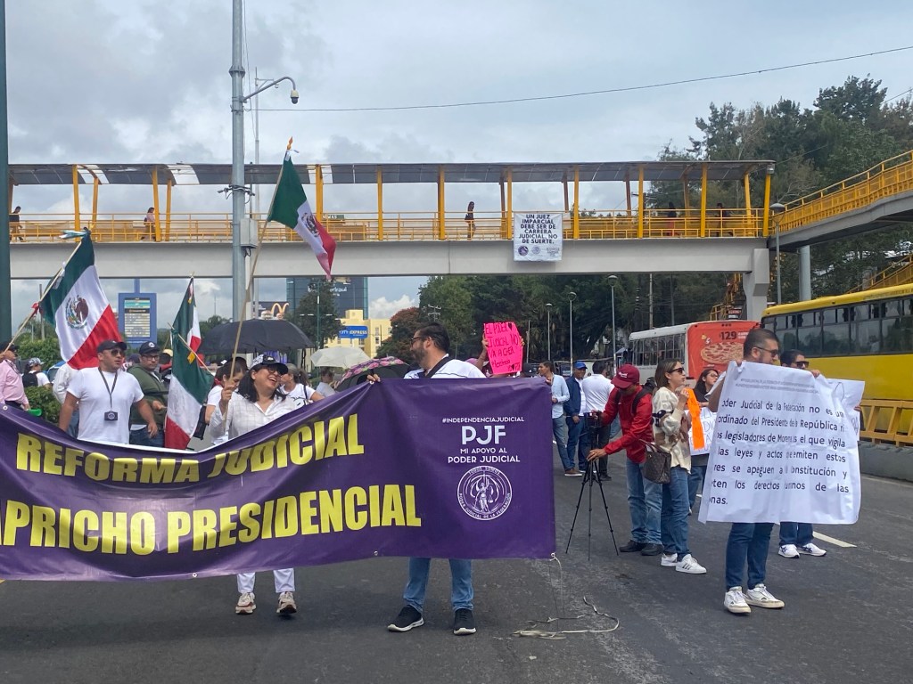 Realizaron cierres carreteros parciales en protesta, trabajadores del Poder Judicial, en 5 municipios de&nbsp;Veracruz.