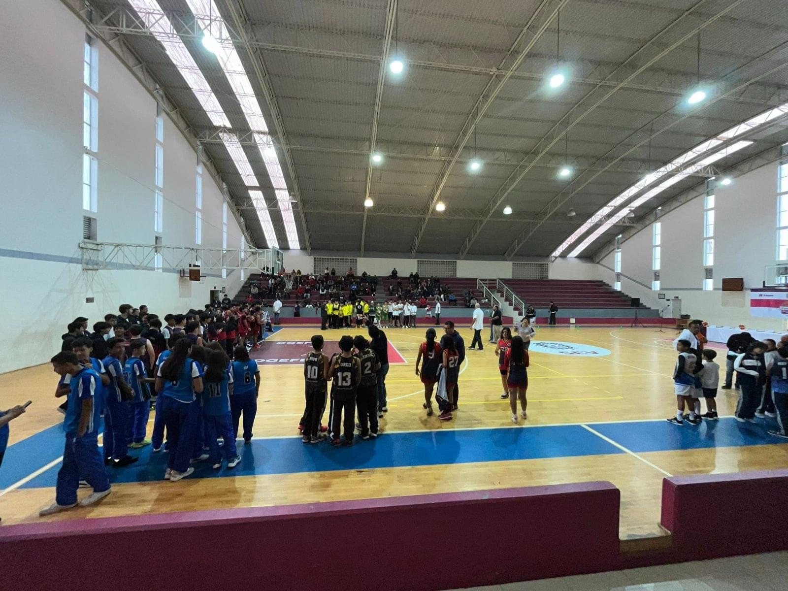 Denuncian malas condiciones del gimnasio Omega, se suspenden juegos de Básquet por goteras.