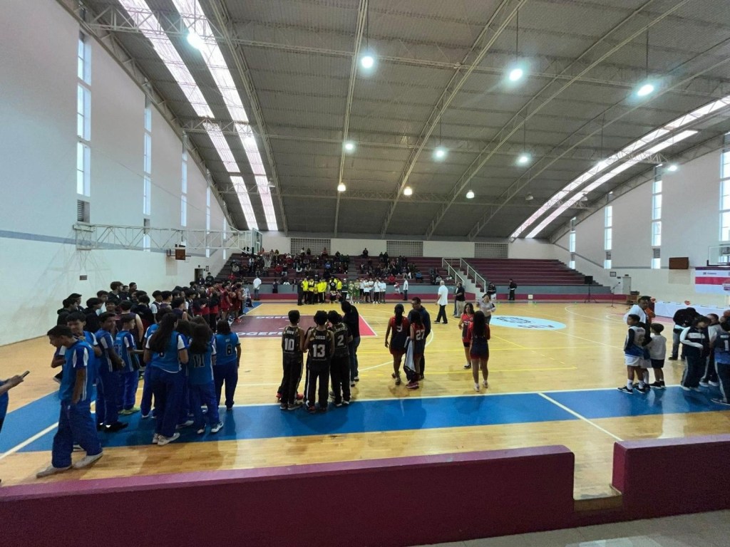 Denuncian malas condiciones del gimnasio Omega, se suspenden juegos de Básquet por&nbsp;goteras.