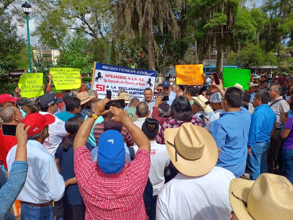 Protestaron en CFE, integrantes de La Leyenda de Chucho El Roto, piden pronta reclasificación de&nbsp;tarifas.