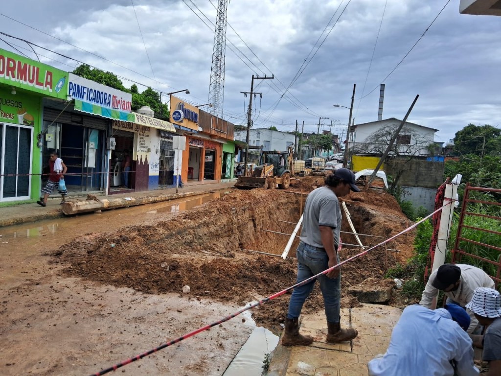 Socavón enorme lleva cuatro años, en pleno centro de Ixhuatlán del Sureste, ni el ayuntamiento ni el gobierno de Veracruz han podido&nbsp;arreglarlo.