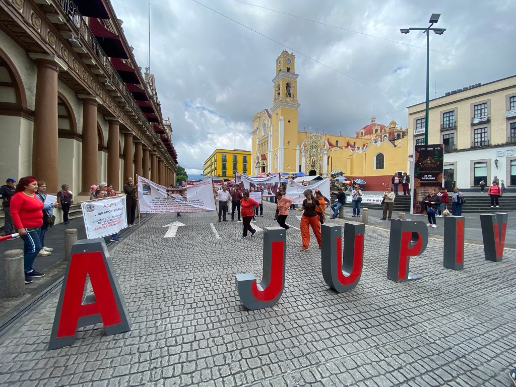 Jubilados y pensionados de Veracruz protestan por cancelación de seguro de&nbsp;vida