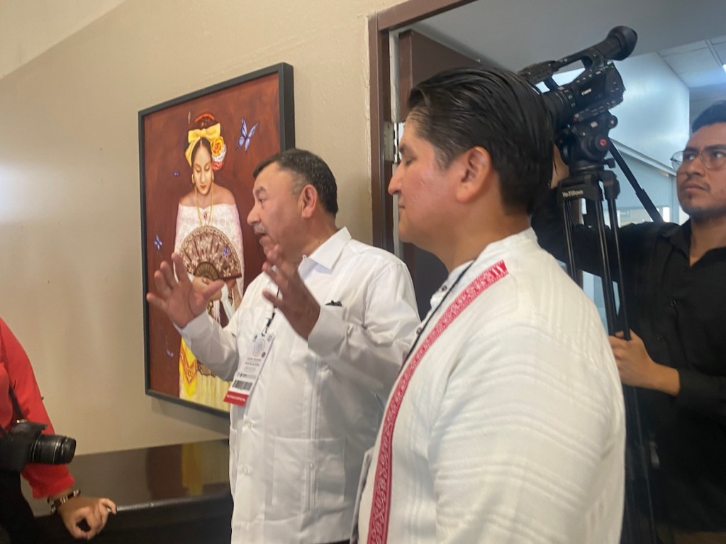 Promueve Casa Veracruz en EU se legisle que CURP tenga fotografía, facilitaría trámites de identidad a&nbsp;migrantes.