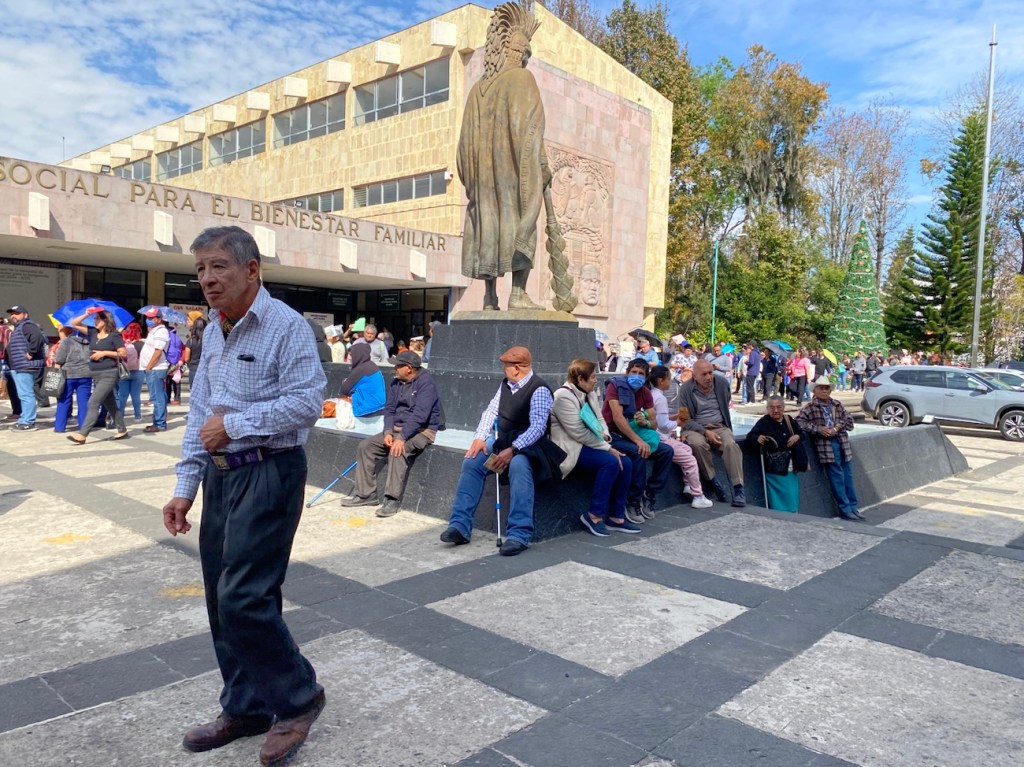 Hasta 7 horas de fila hicieron derechohabientes en Xalapa, en clínicas 10 y 11 del IMSS. Retrasaron consultas y&nbsp;cirugías.