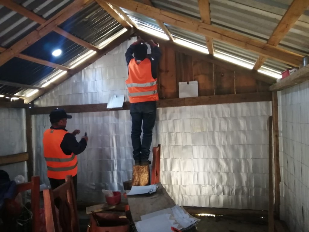 Temperaturas con sensación térmica de bajo cero ha tenido Acajete Veracruz; forran casas con&nbsp;tetrapac.