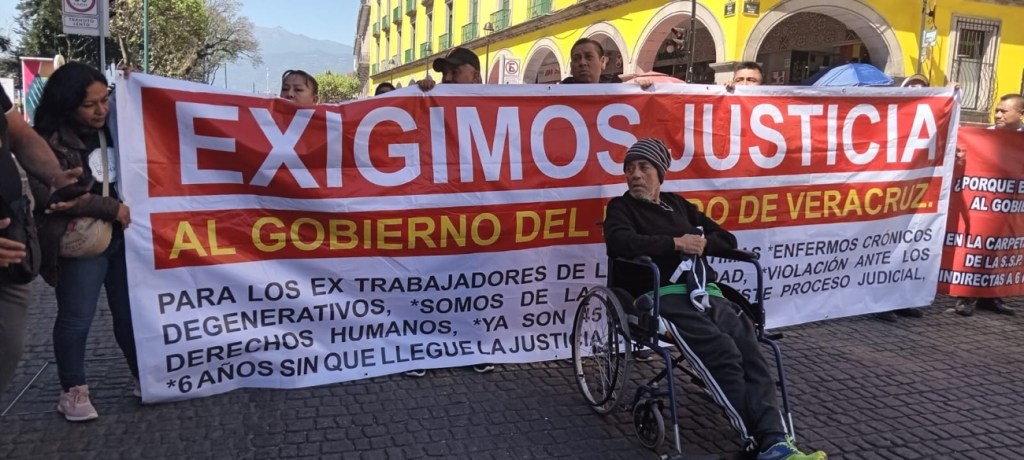 Ex policías de #PozaRica bloquean centro de Xalapa. Fueron despedidos injustamente. Tenían 30 años&nbsp;trabajando.