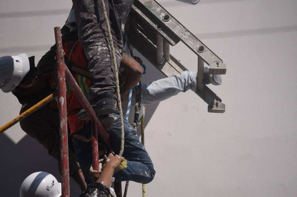 Casi se cae un trabajador de las obras del palacio de Gobierno; se resbaló de un&nbsp;andamio.