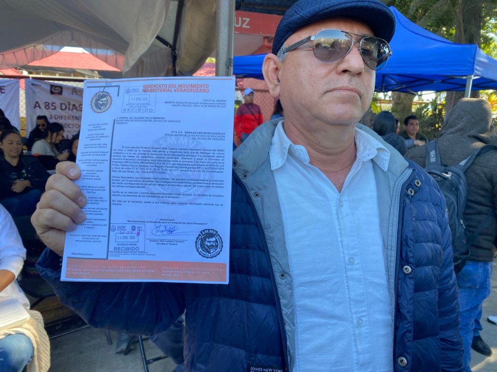 Acusan profesores manifestantes a Zenyazen Escobar de dejar instaurada en la SEV a una financiera fantasma que les hace descuentos desde hace 7&nbsp;meses.