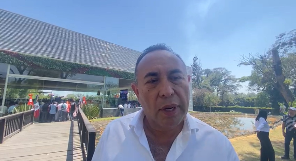 Buscan sancionar a la diputada Carola Viveros por levantar el puño cuando canta el himno nacional; pero sanción alcanza fianza menor a los mil pesos. No pisaría la cárcel.