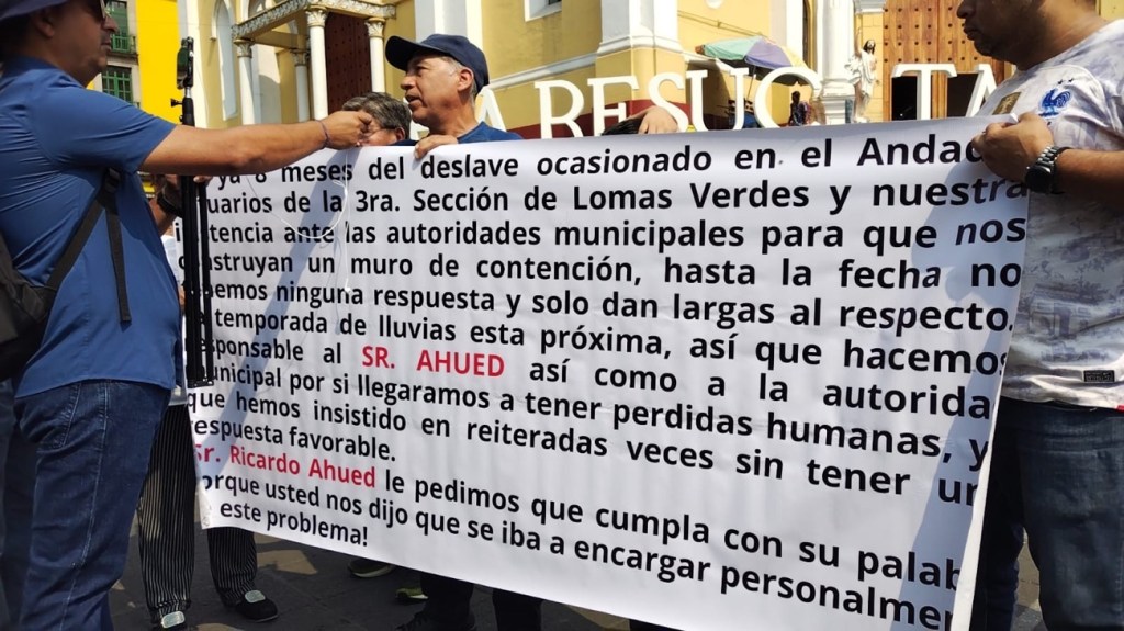 Protestan por falta de muro de contención en Lomas Verdes Xalapa; a 8 meses de un deslave que afectó&nbsp;viviendas.