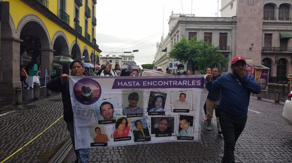 Madres buscadoras de familiares desaparecidos realizaron una marcha de plaza Lerdo hacia el monumento memorial de personas&nbsp;desaparecidas.