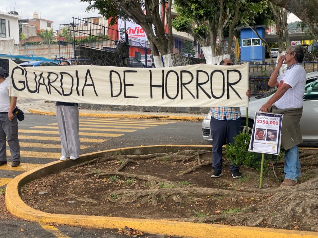 Colectivos no estuvieron de acuerdo que le rindieran honor dentro del Congreso al ex gobernador Fidel&nbsp;Herrera.