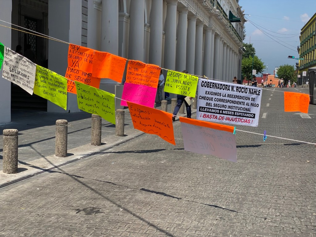 24 horas de protesta cumplen maestros jubilados en centro de&nbsp;Xalapa