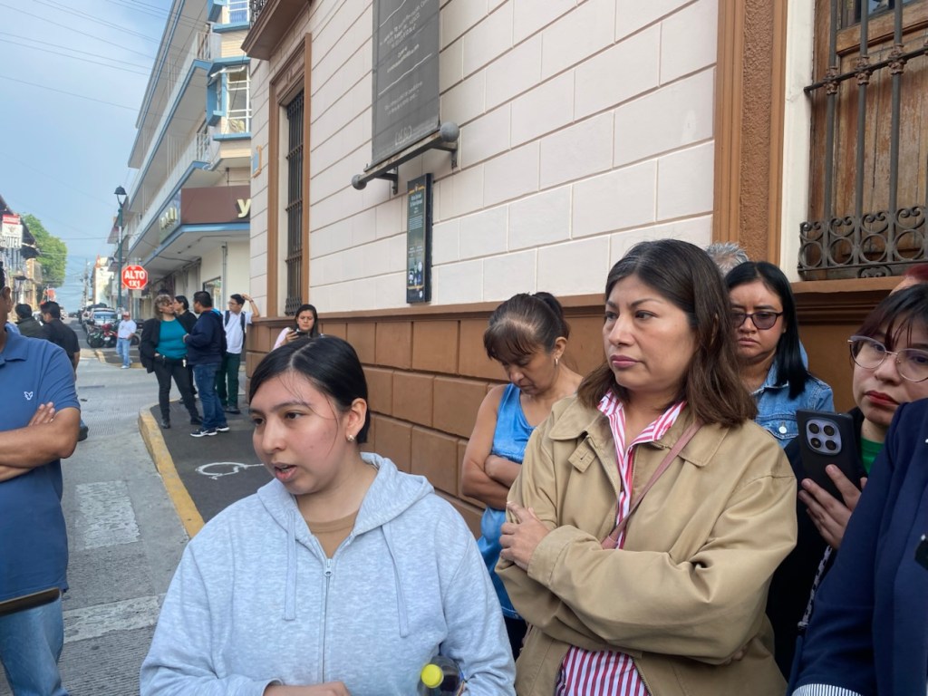 Aunque hay carpeta de investigación por presunto acoso sexual, padres de familia de Prepa Juarez, lo defienden, dicen que no han visto actos&nbsp;deshonestos