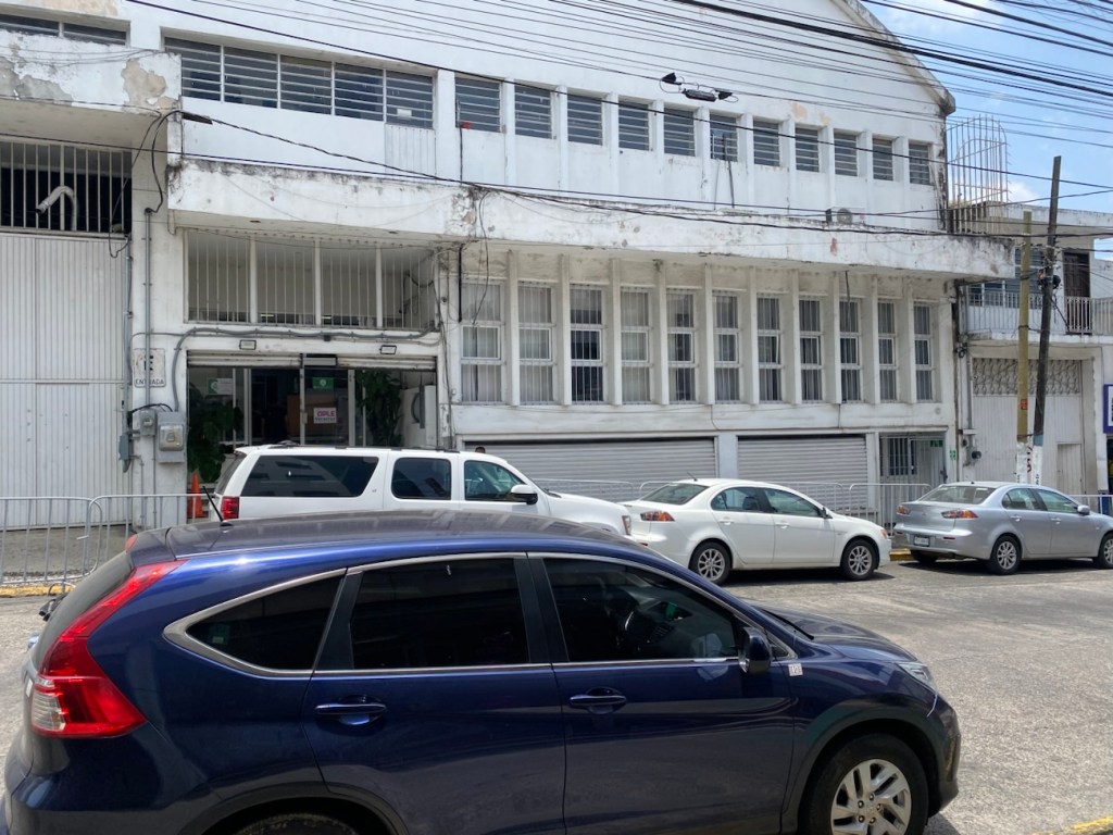 Afuera del OPLE de Clavijero en Xalapa 13 cómputos municipales esperaban inicio de recuentos. Qué propició su atracción hacia la&nbsp;sede?