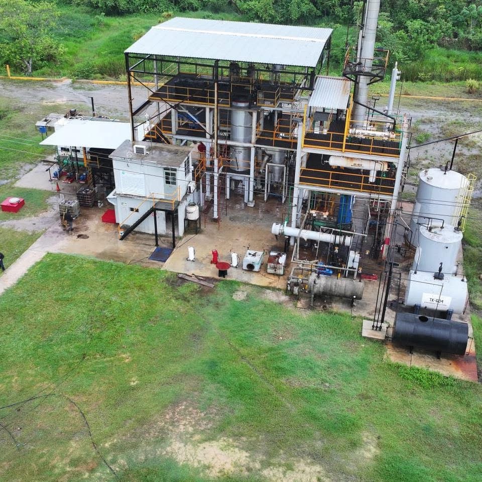 Hallan reserva clandestina de huachicol en el sur de Veracruz; operaba como pequeña refinería
