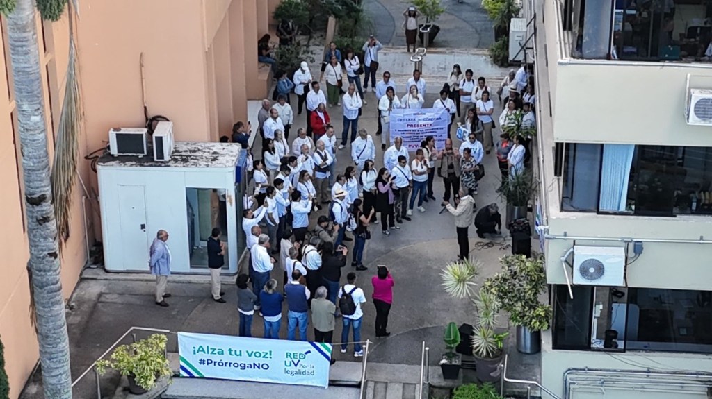 Un pequeño grupo de catedráticos de la UV; entregaron pliego petitorio donde solicitan se nombre nueva junta de gobierno, pero se negaron a entablar diálogo con&nbsp;Rectoría