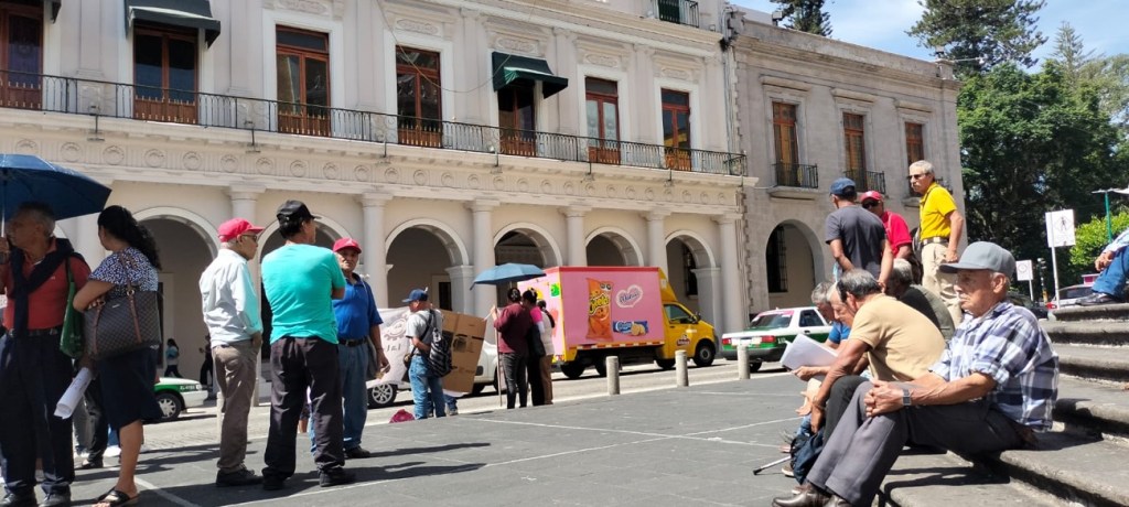 Se manifiestan extrabajadores del ingenio “La Concha” en Xalapa; exigen pago de laudos pendientes desde hace 15&nbsp;años