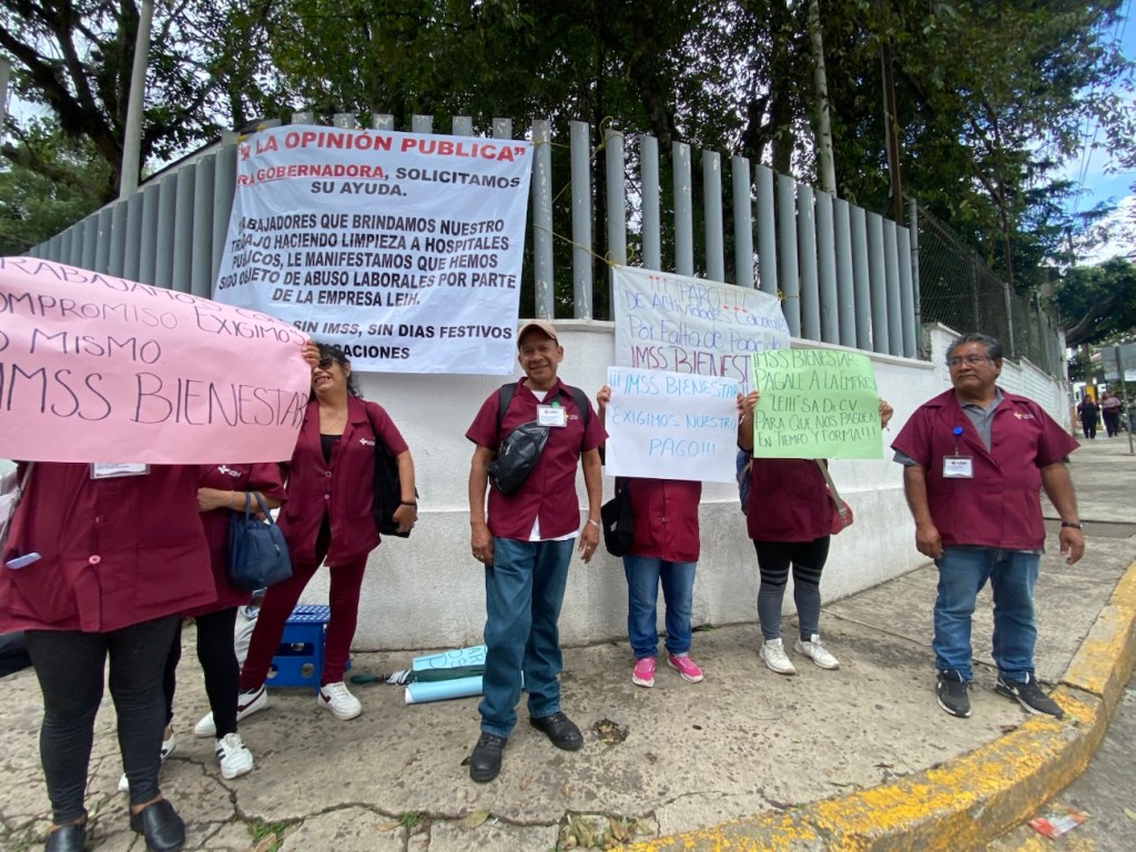 Después de protestas desoídas; hoy trabajadores de limpieza de hospitales iniciaron paro de brazos caídos, les deben quincena y media, ya no&nbsp;limpiarán
