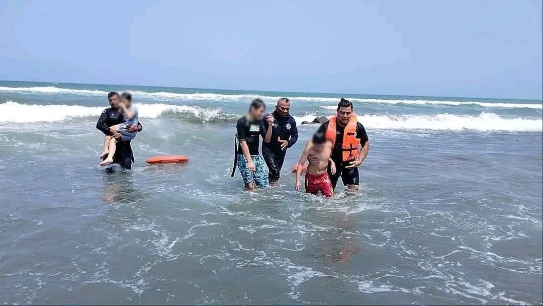 Rescatan a dos menores a punto de ahogarse en playa Chachalacas