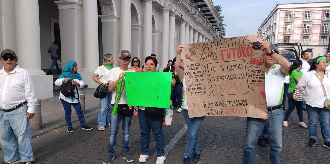 Estudiantes de la UPAV protestan por la falta de maestros y adeudos a asesores en Xalapa