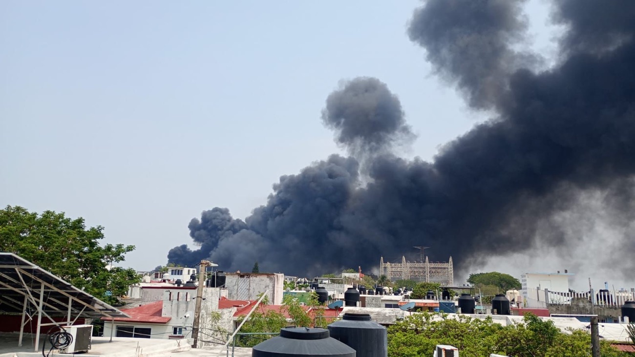 Incendio moviliza a cuerpos de emergencia en basurero clandestino de Lomas del Ángel