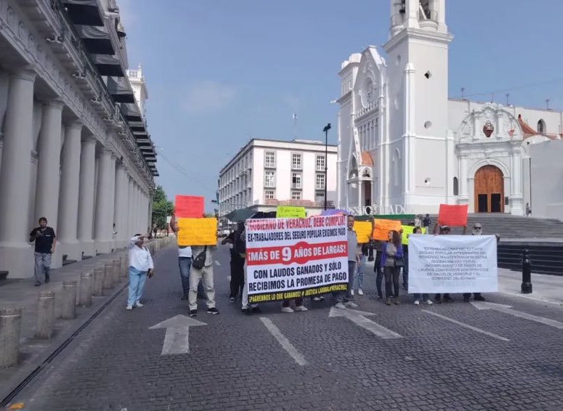 Ex trabajadores del Seguro Popular protestan en Xalapa: exigen pago de laudos tras 9 años