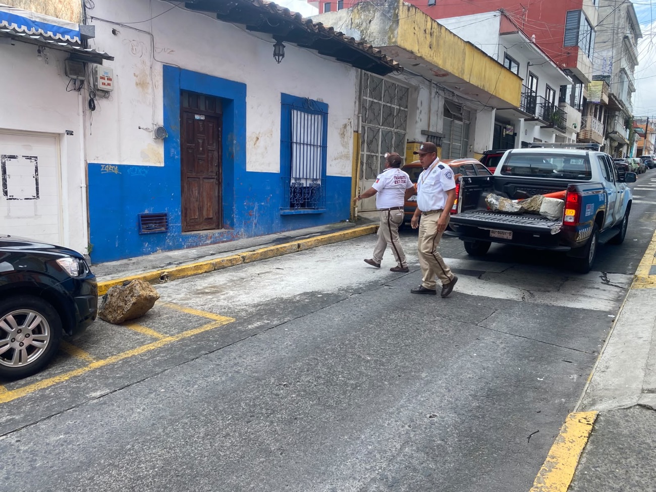 Tránsito de Xalapa retira obstáculos de banquetas para recuperar el espacio público