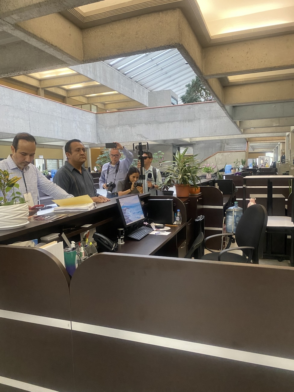 Alcalde de Ixhuatlán del Sureste niega vínculo en crimen de reportera; acusa uso de foto creada con IA que no figura en la carpeta de investigación