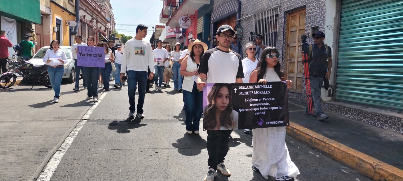 Exigen justicia por muerte de Melanie Michelle en Xalapa; marchan familiares y estudiantes de Psicología UV